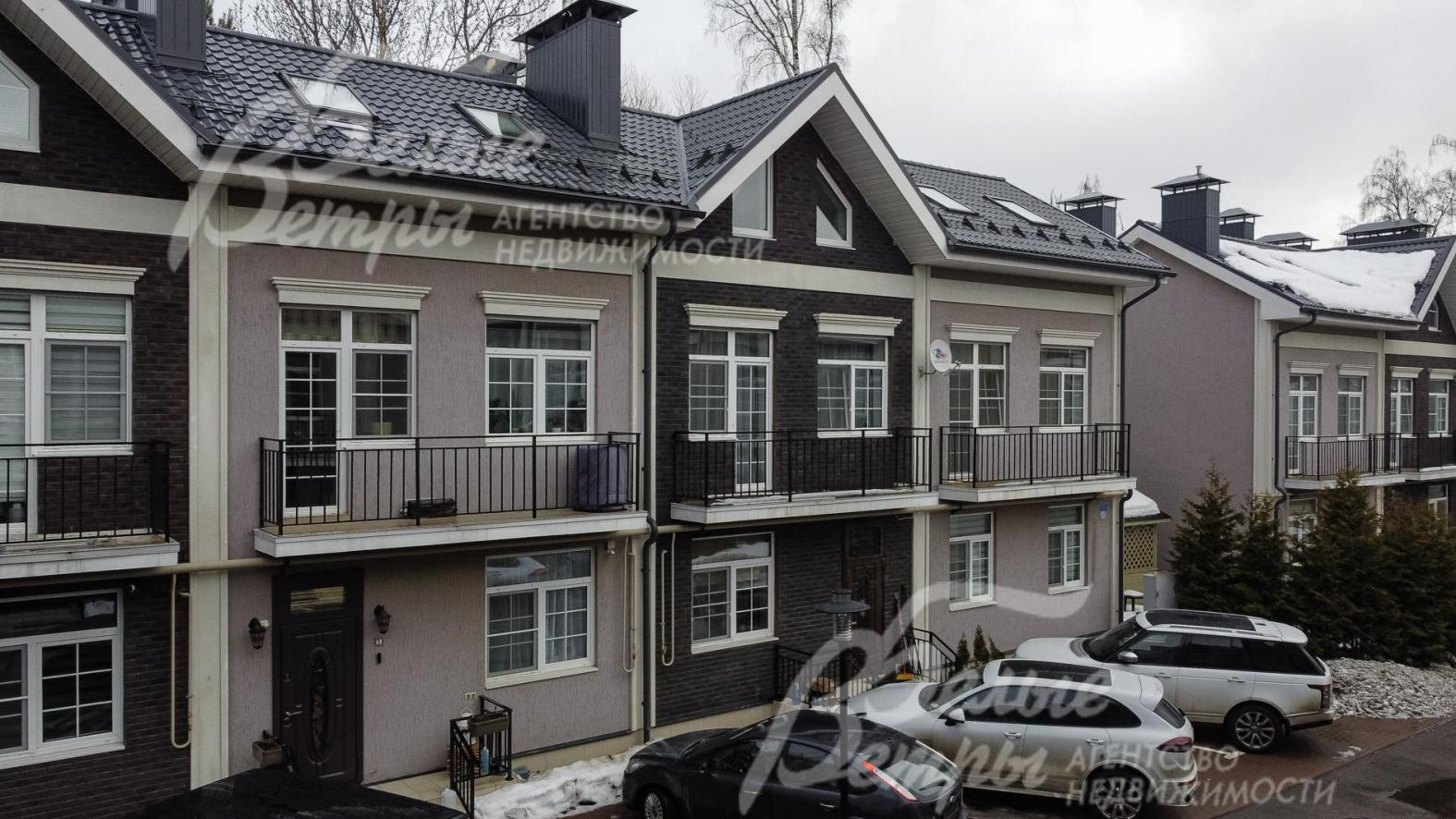 Торцевая секция таунхауса с собственной беседкой BBQ, вокруг которой высажены туи