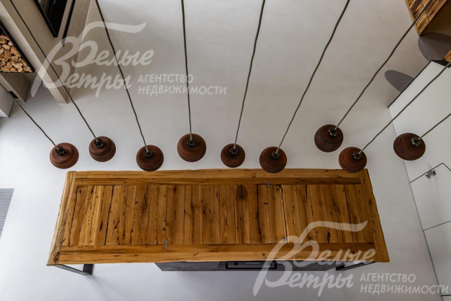 Дизайнерская люстра в зоне кухни.