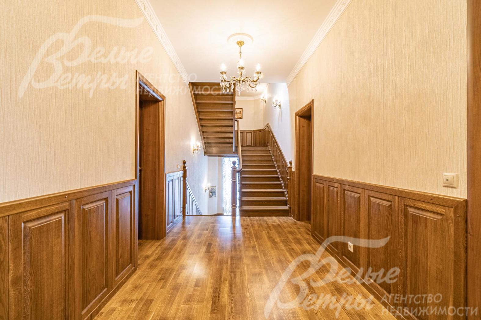 Двери из красного дерева высотой 2.1 м