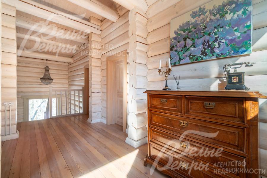 Холл 2-го этажа с антикварной мебелью