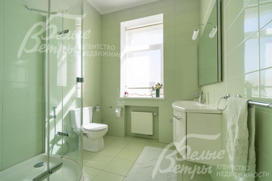 Три спальни на втором этаже - с собственными санузлами. В санузлах - тёплый пол, установлена сантехника Geberit, Villeroy&Boch, смесители Hansgrohe