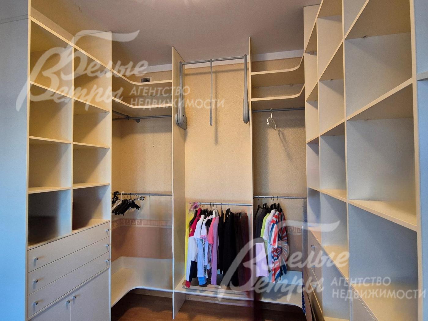 Гардеробная при гостевой спальне