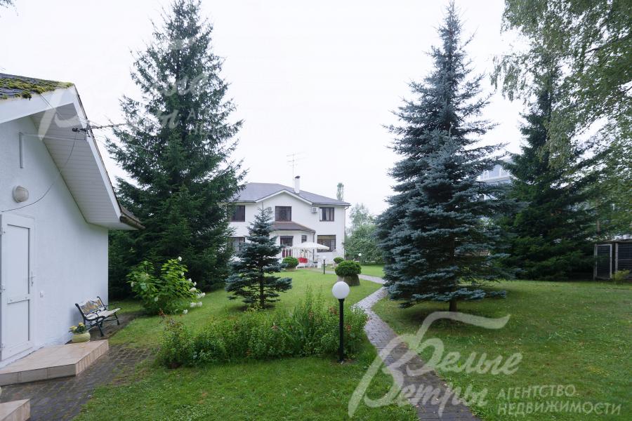 На территории участка высажено более 70 реликтовых деревьев: дуб, ель, осина, береза, тополь