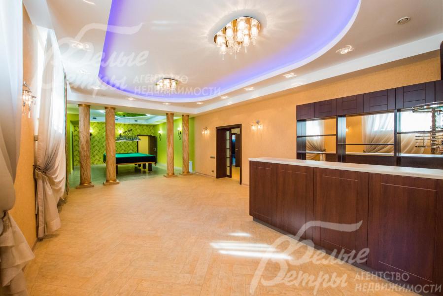 Барная стойка в гостиной в цокольном этаже