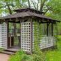 Беседка в зоне отдыха на территории поселка