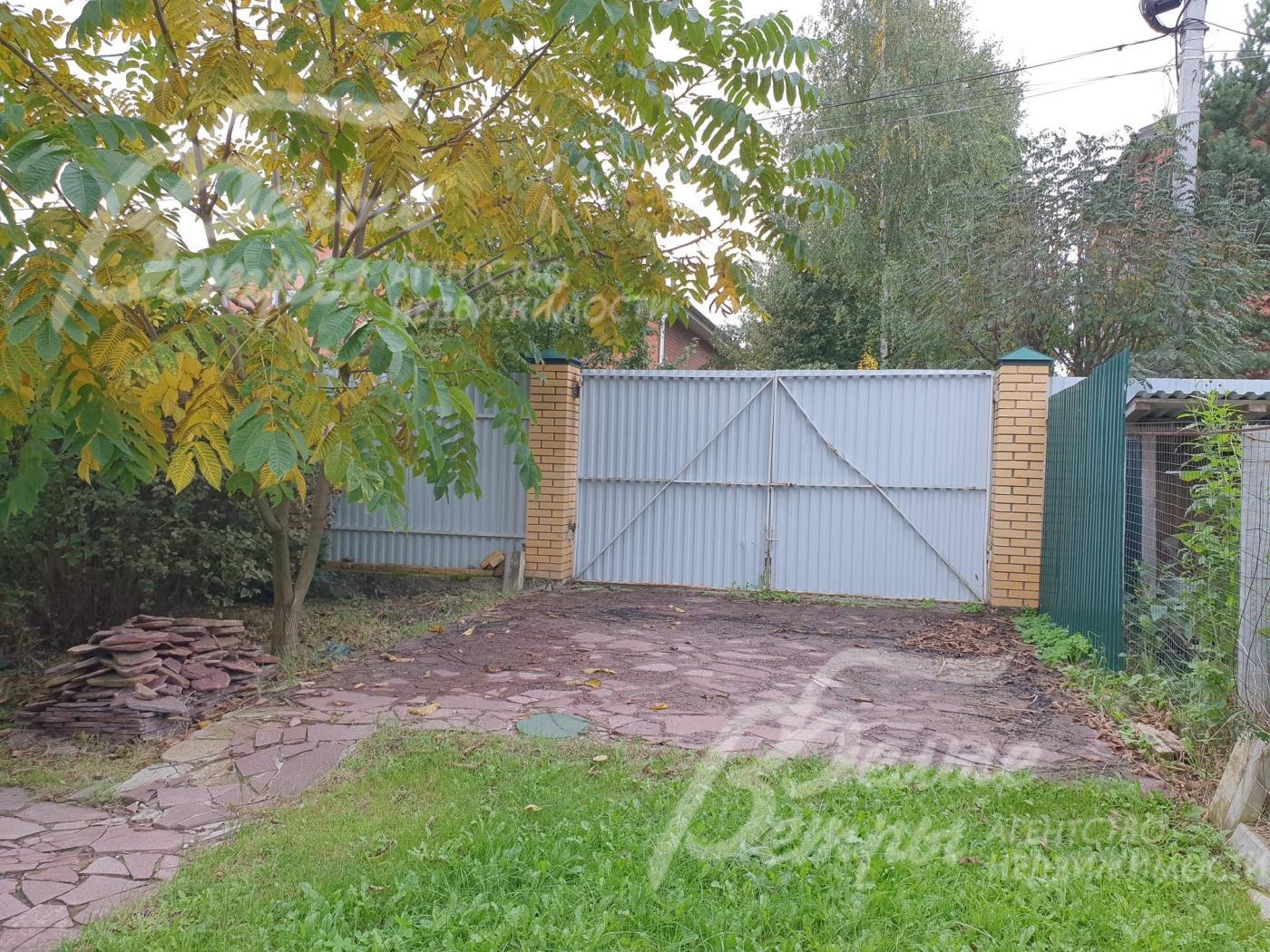 Участок огорожен высоким забором