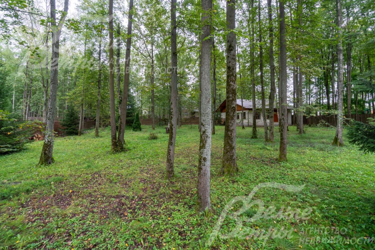 На участке построен двухэтажный дом-баня в стиле основного дома с квартирой для персонала