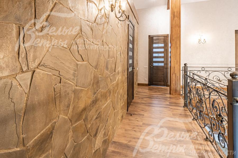 На стенах натуральный камень