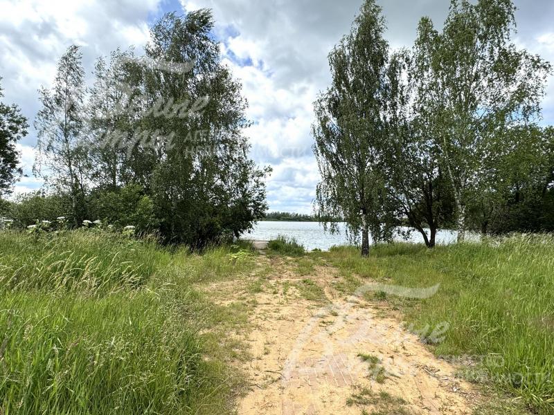 Дом - у большого озера: выход к озеру с участка