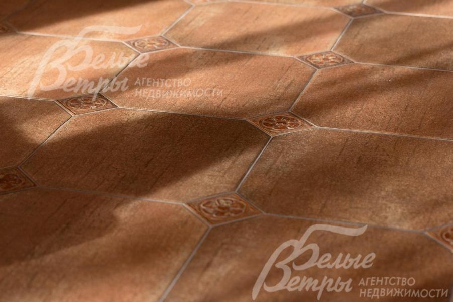 На 1-ом этаже и в санузлах на полу плитка с водяным подогревом