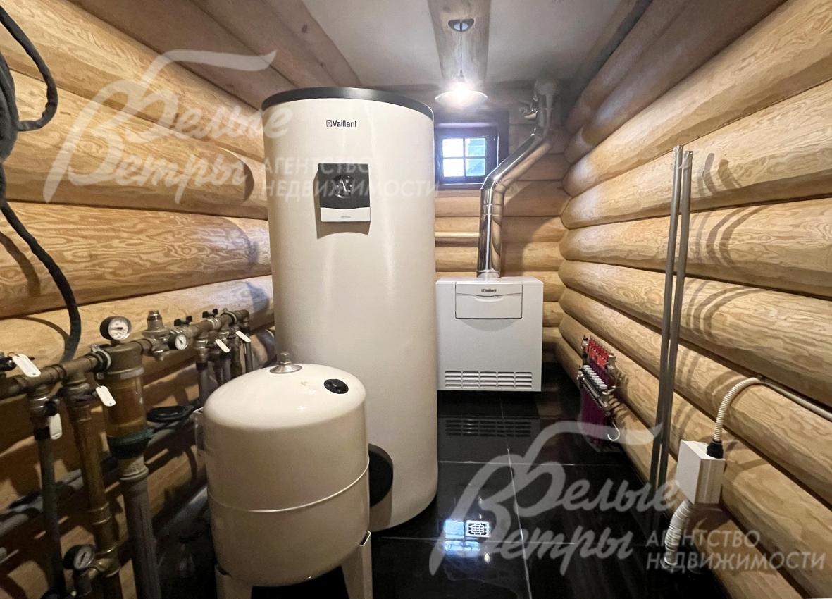 В котельной - напольный котёл и бойлер Valliant (медная обвязка)