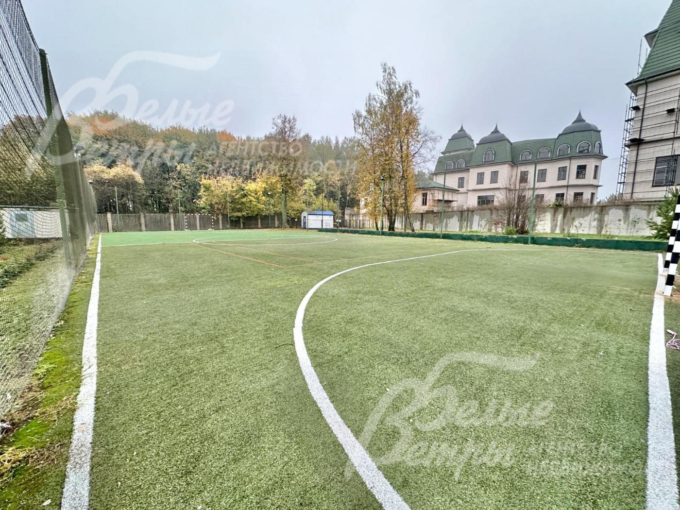 Футбольное поле на территории поселка Президент