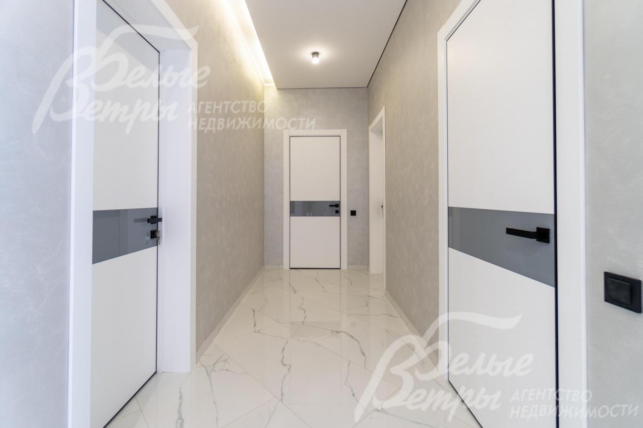 Межкомнатные эмалированные двери со вставкой серой из стекла и с чёрной фурнитурой