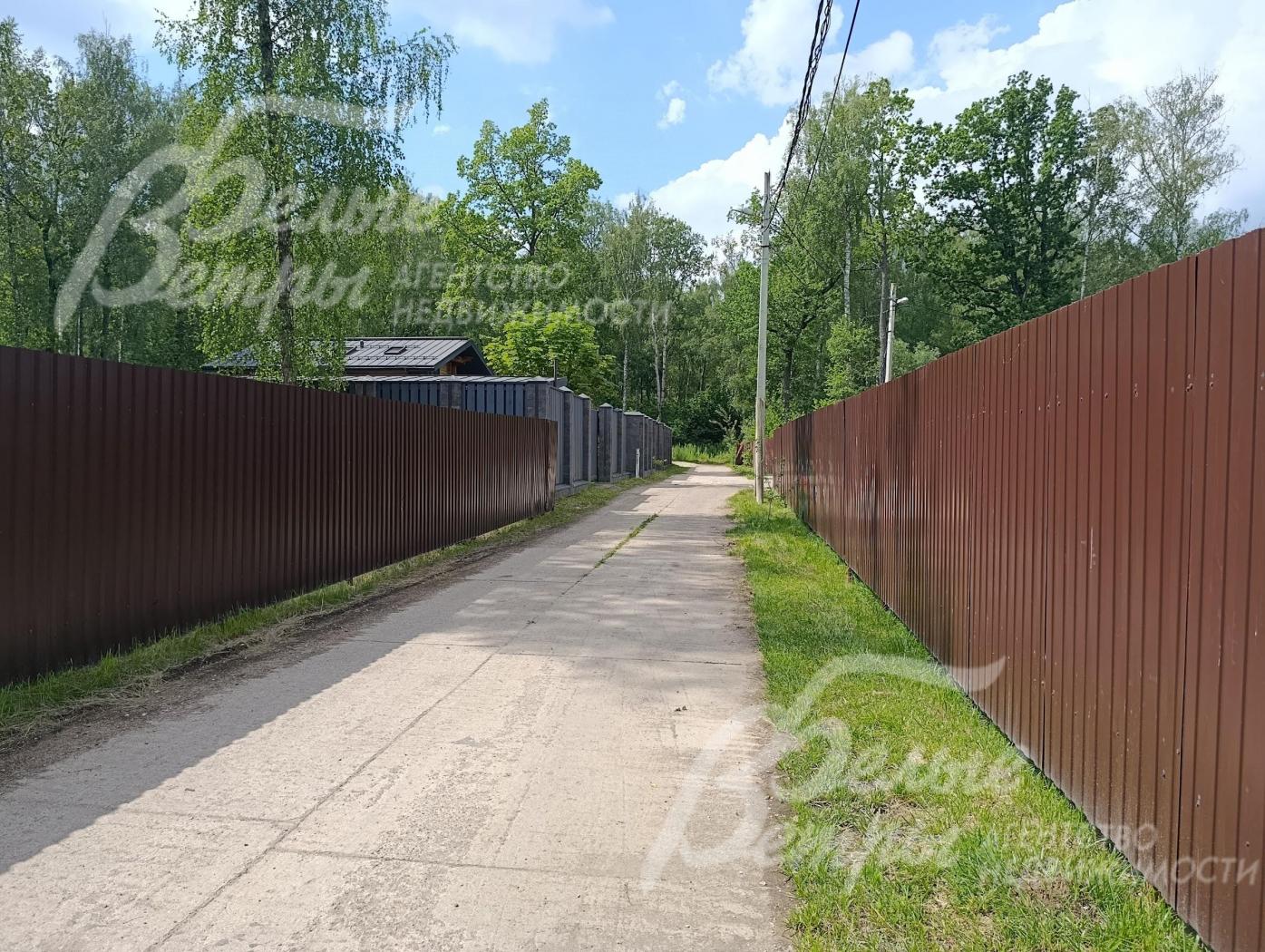 К участку ведёт ровная дорога