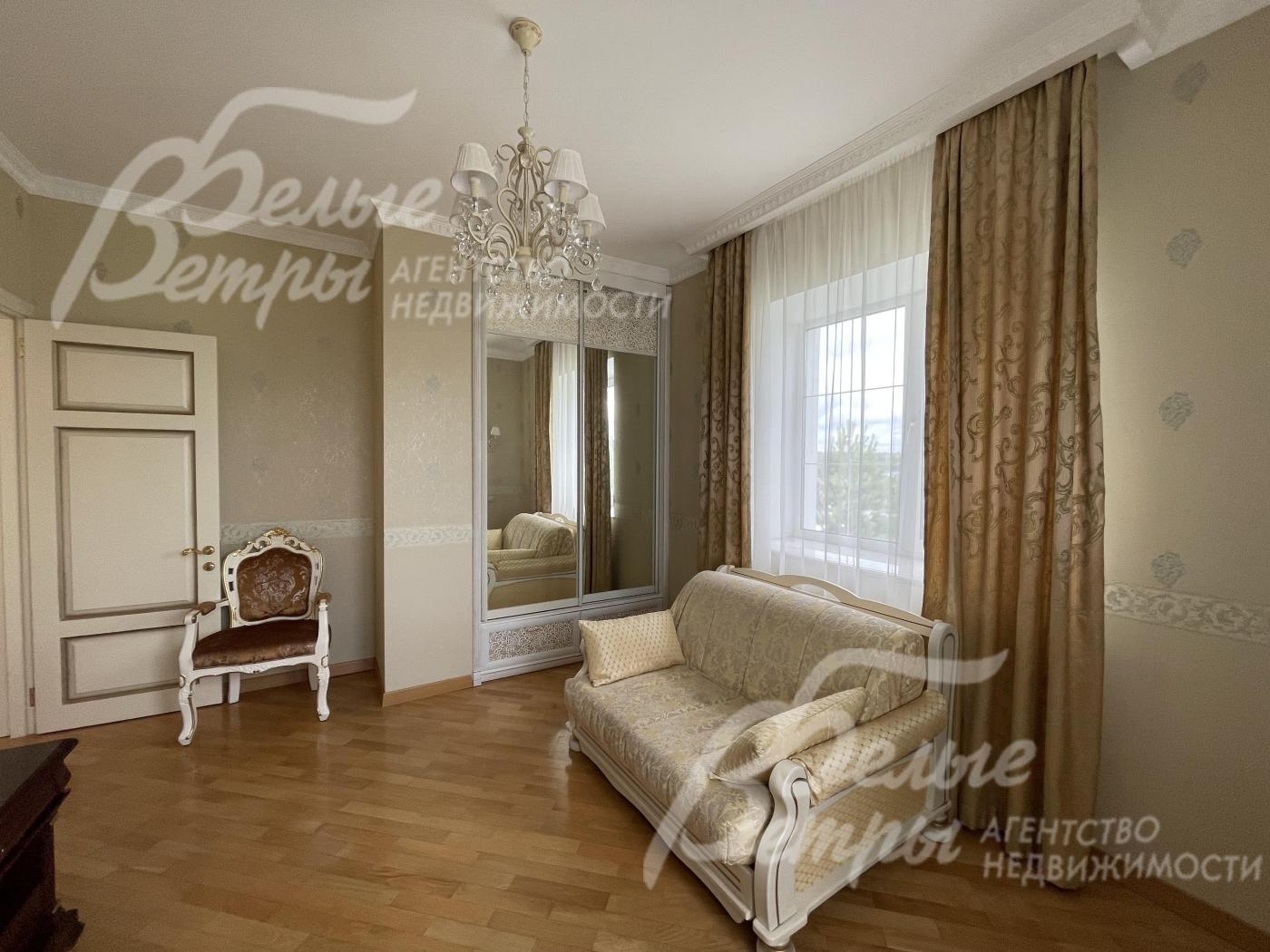 На полу штучный и наборный паркет из дуба