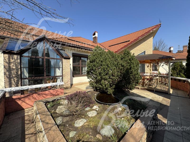 Слева - панорамное окно гостиной, справа - терраса