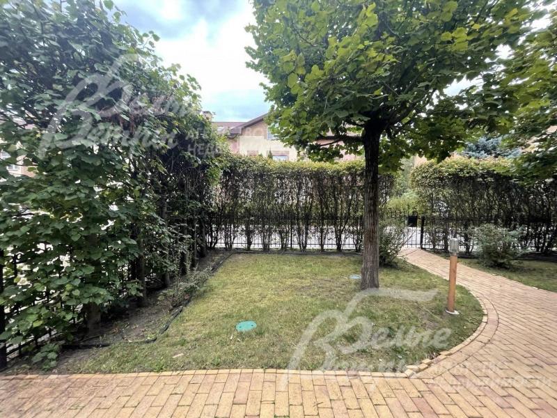 По периметру участка красивая живая изгородь.