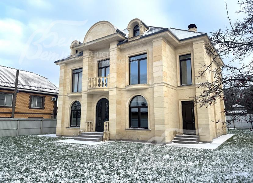 Строительство выполнено по высоким стандартам качества, во внешней отделке множество элементов декора из дагестанского камня: балясины, рустовка, межэтажные карнизы и обрамления окон