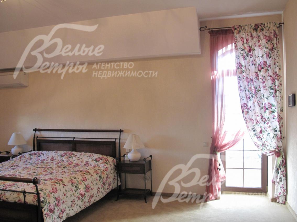 В уютной спальне широкое окно и французский балкон. Кондиционеры Daikin установлены на каждом этаже