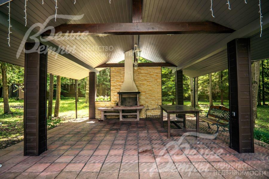 В беседке установлен каменный мангал, проложен водопровод