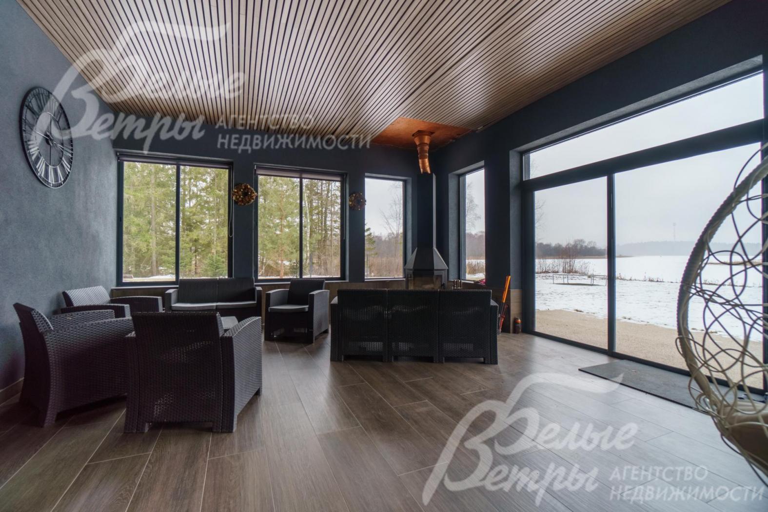 Из все-сезонной террасы открывается вид на две стороны - озеро и лес