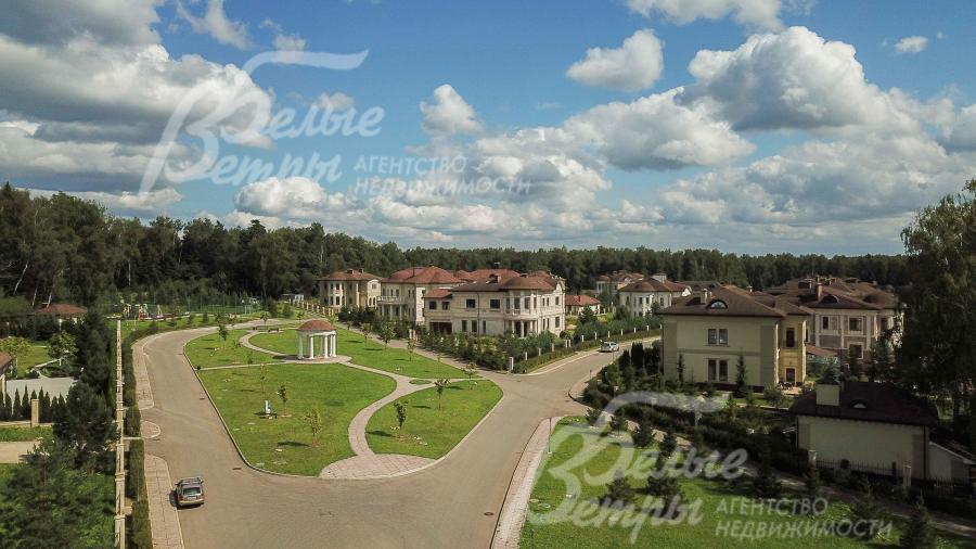 Широкие асфальтированные и освещенные дороги в поселке Идиллия