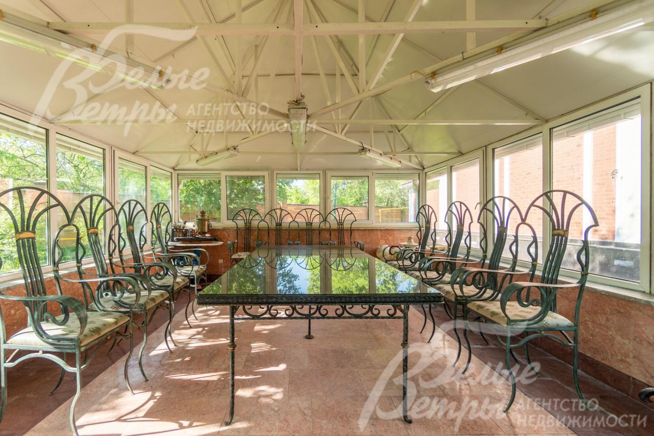 Беседка отделана внутри мрамором и гранитом