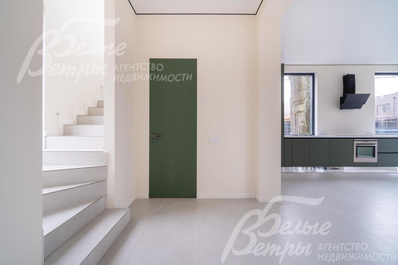 В доме установлены двери скрытого монтажа, покрашенные в тон кухонного гарнитура