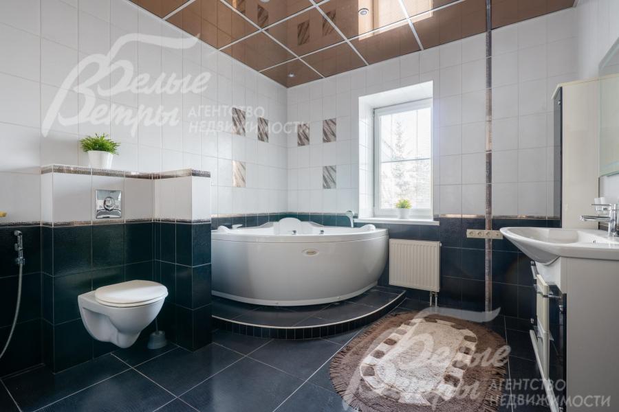 Просторный санузел 12 кв.м на втором этаже - с угловой ванной с гидромассажем и окном