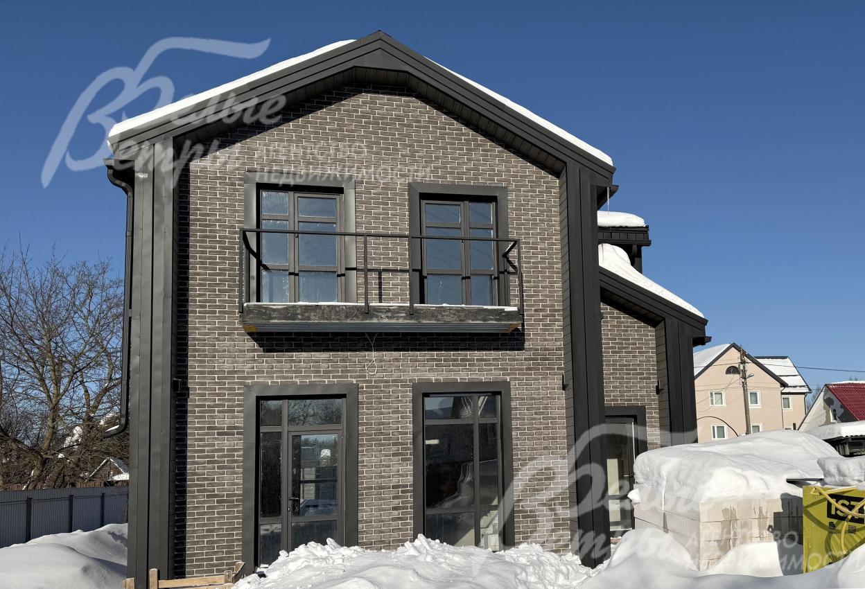 Дом облицован искусственным камнем премиального класса, построен в соответствии с высокими стандартами строительства