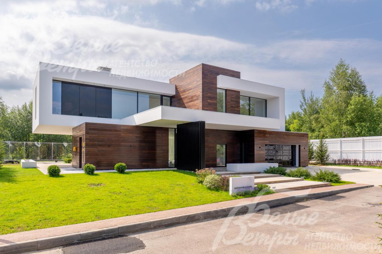 По бокам участок ограждён профнастилом