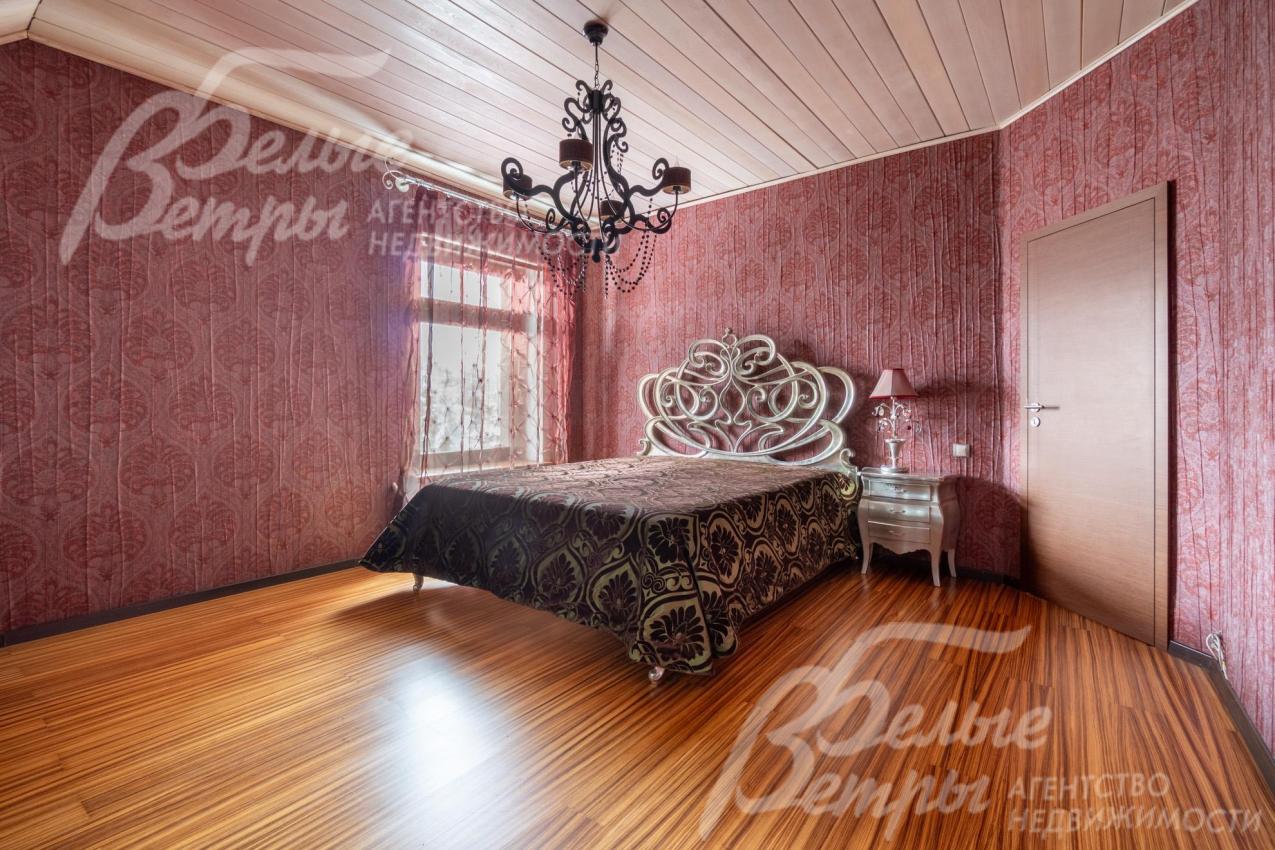 В мастер-спальне установлена удобная кровать, стены оформлены дорогостоящими обоями