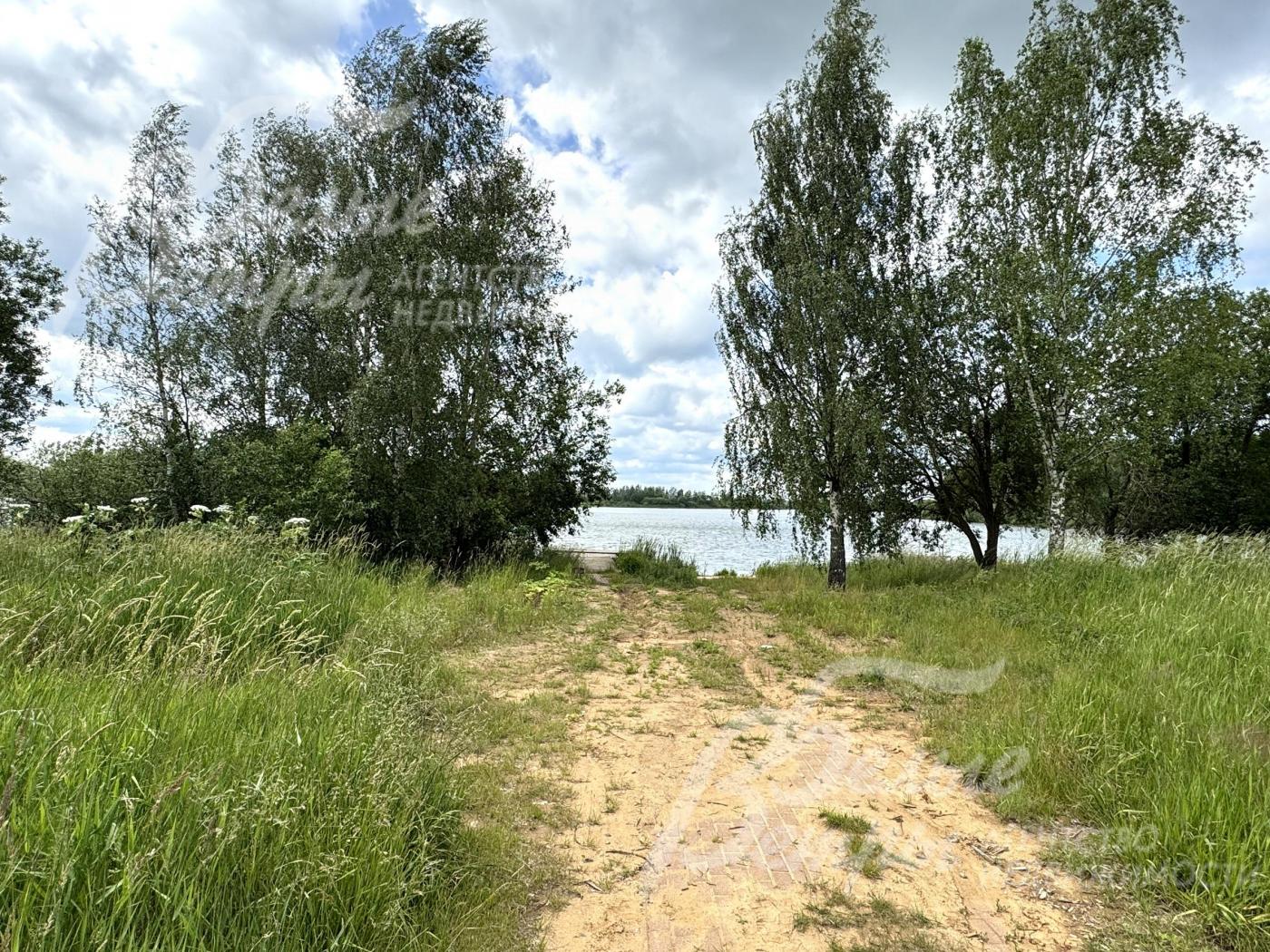 Дом - у большого озера: выход к озеру с участка