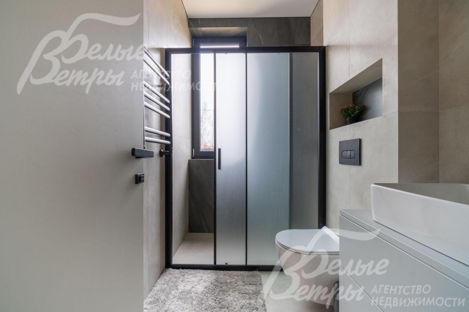 Один из санузлов со встроенным душевым уголком