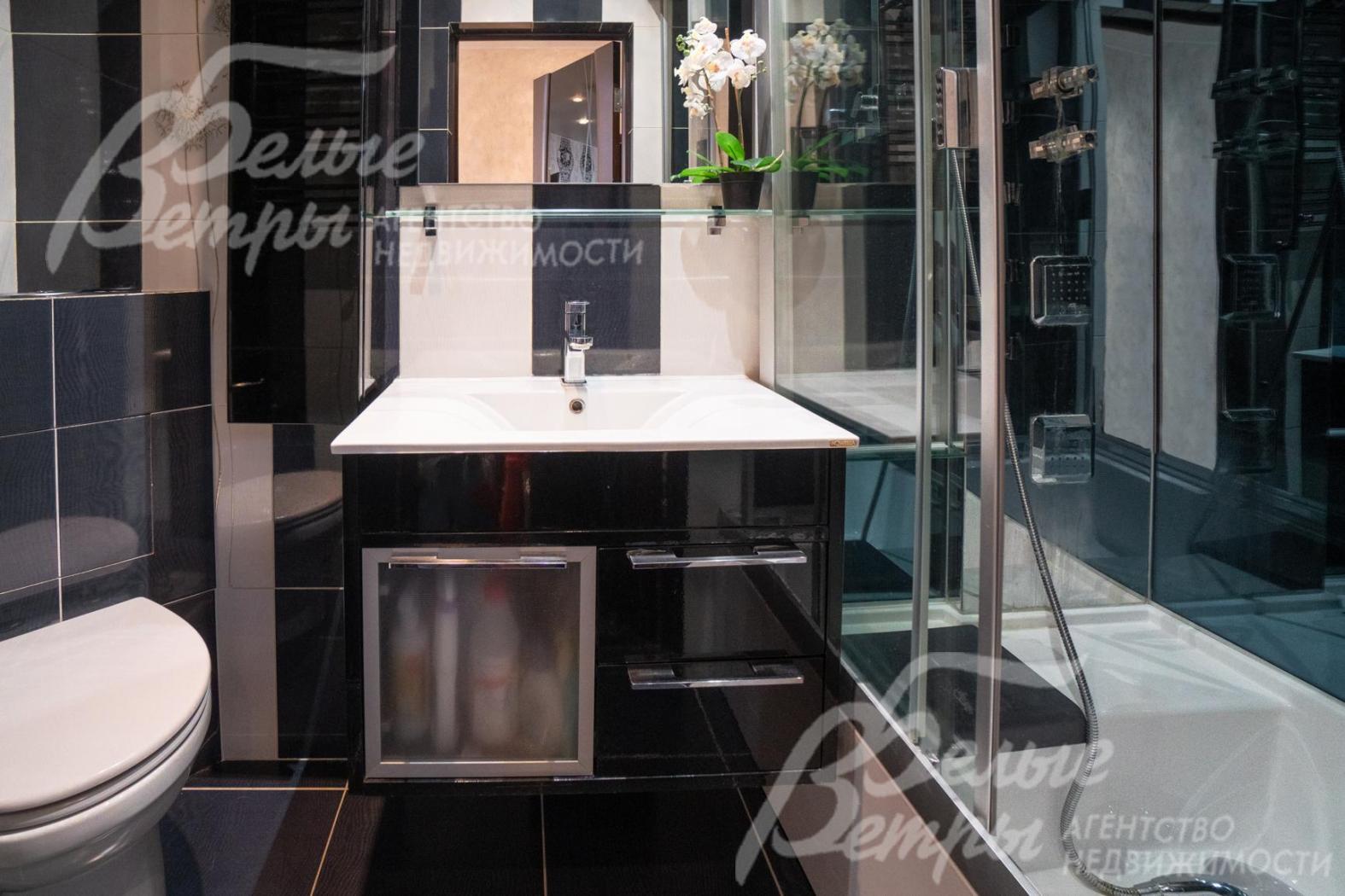 Санузел с душевой кабиной на первом этаже