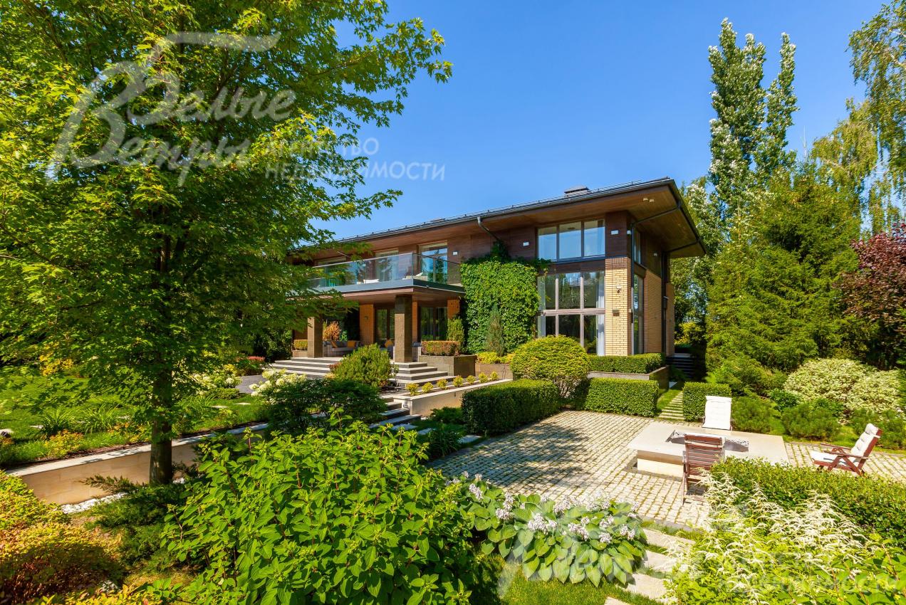 На участке взрослые деревья