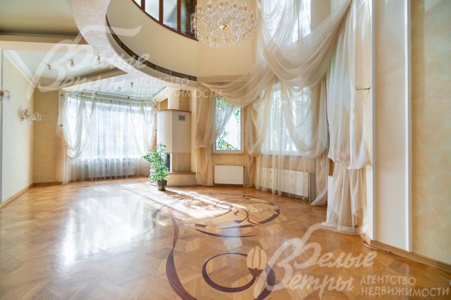 Гостиная - со вторым светом и большими обзорными окнами