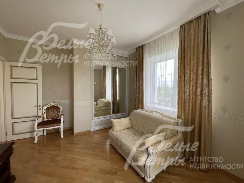 На полу штучный и наборный паркет из дуба