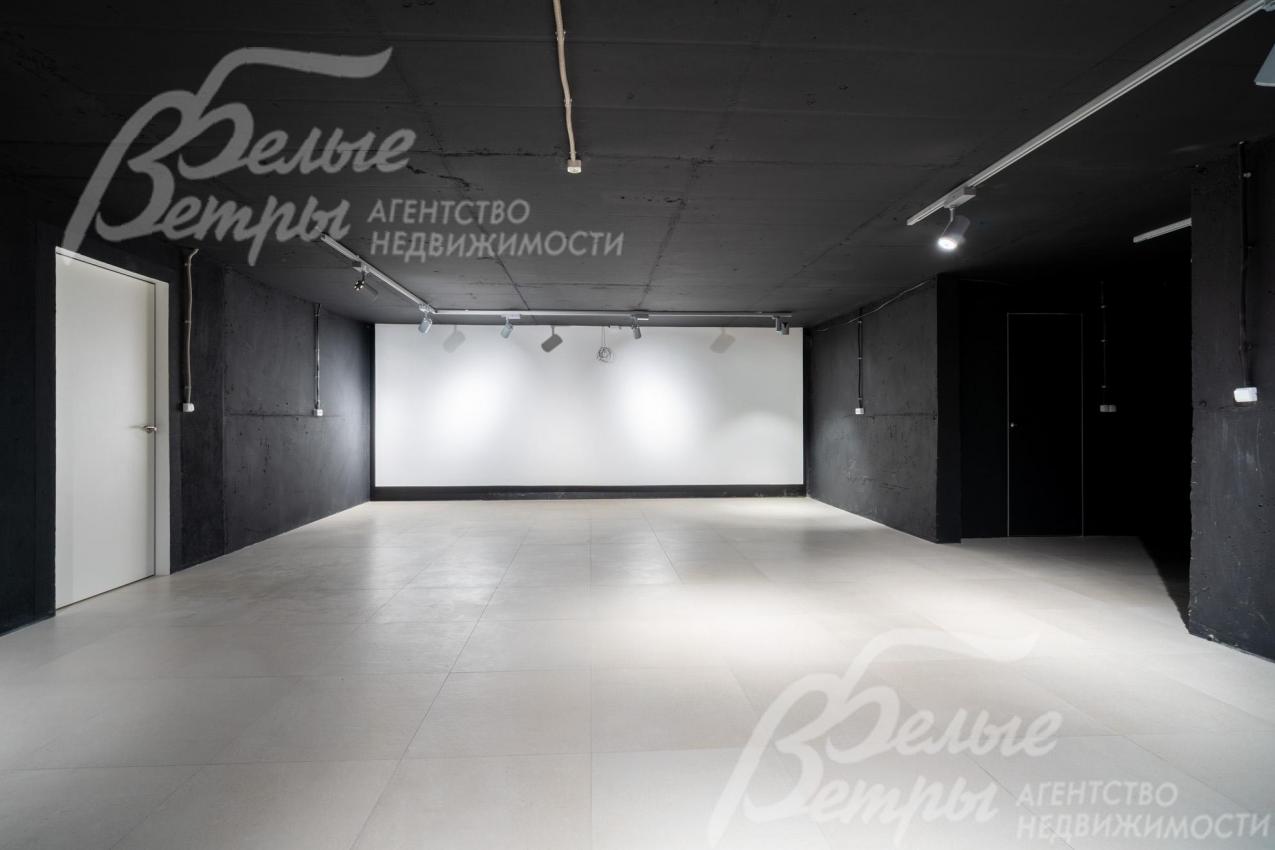 Оборудованный кинотеатр с экраном на функциональном цокольном этаже