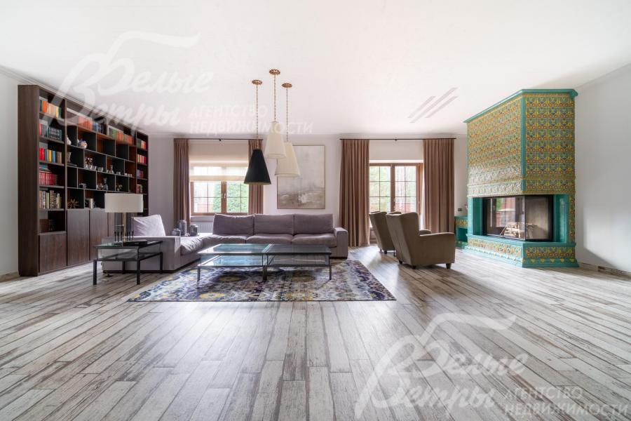 Отделка дома выполнена из элитных материалов в стиле эклектики: современная американская классика сочетается с элементами в стиле лофт и французский прованс