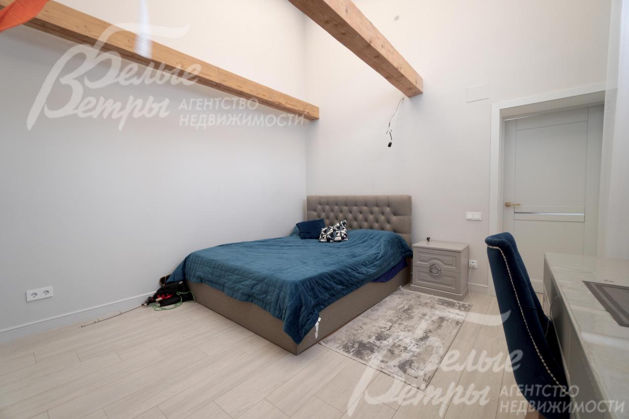 Одна из спален на 2-м этаже с кроватью и рабочим местом