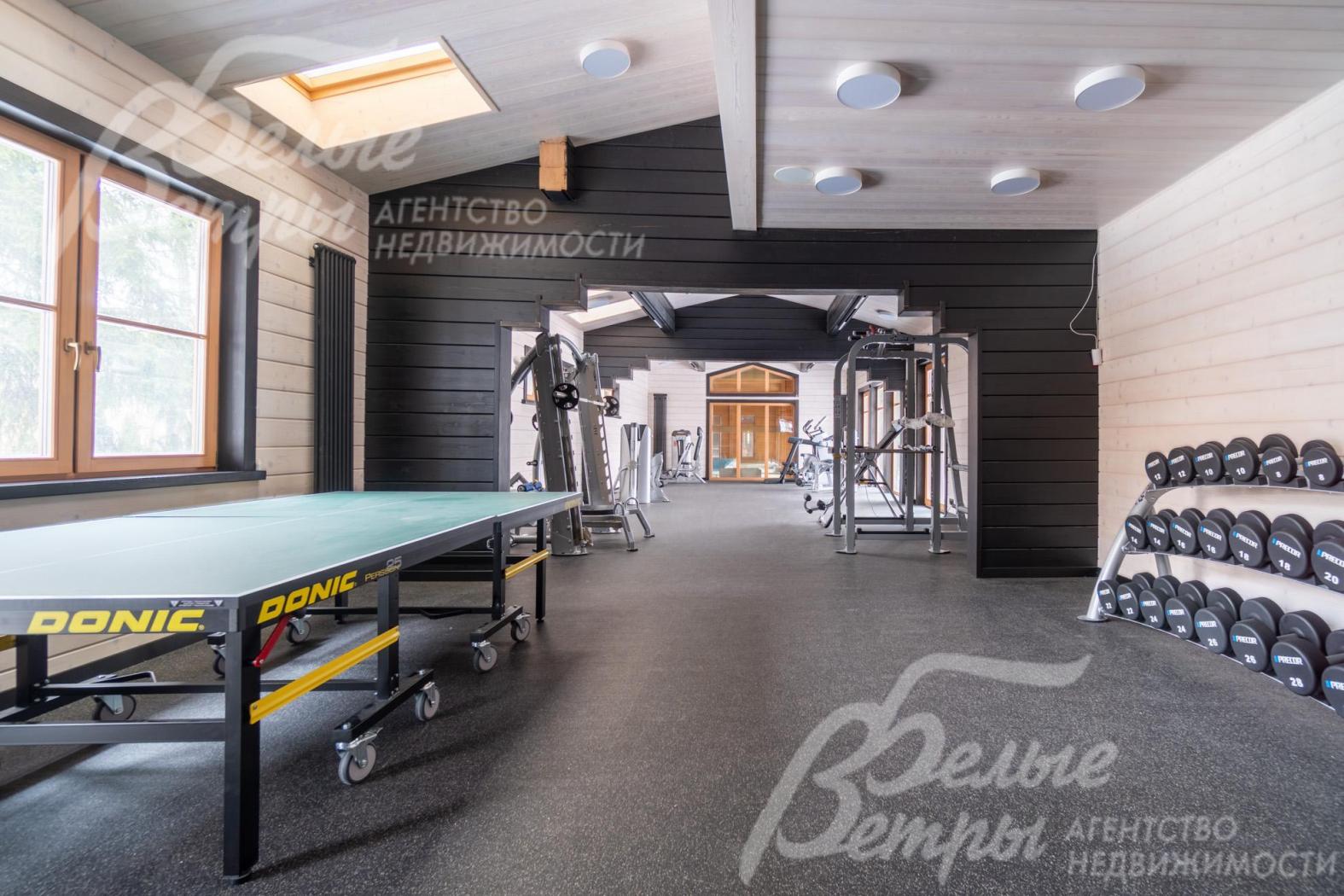 В планировке дома - большой спортзал площадью 104 кв.м с тренажёрами, инвентарём, столом для настольного тенниса