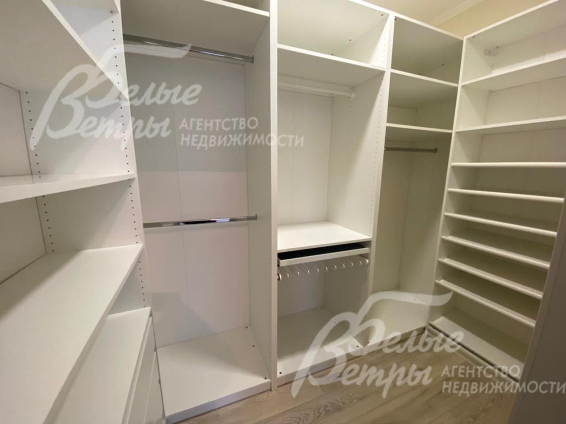 Оборудованная гардеробная при спальне.