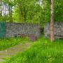 В глубине участка по границе с лесом - уютная зона кострища