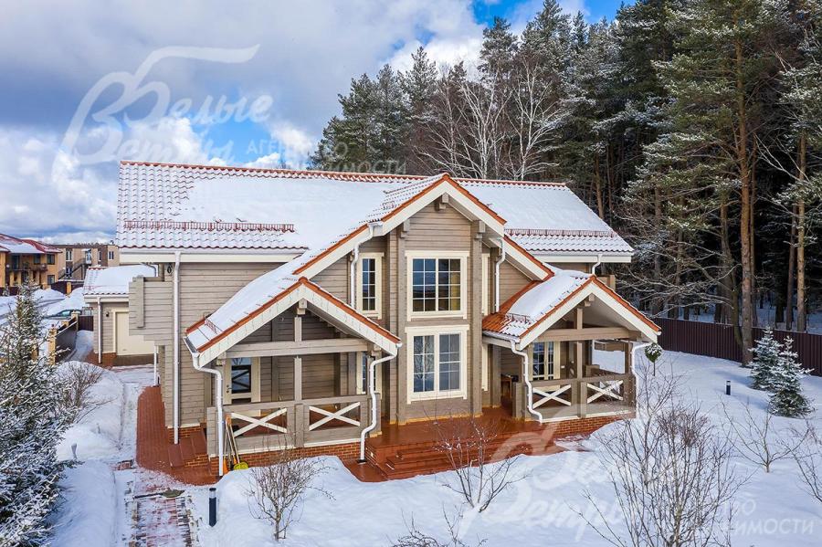 Высажен плодовый сад – яблони, вишня, груша, слива и взрослые хвойные деревья