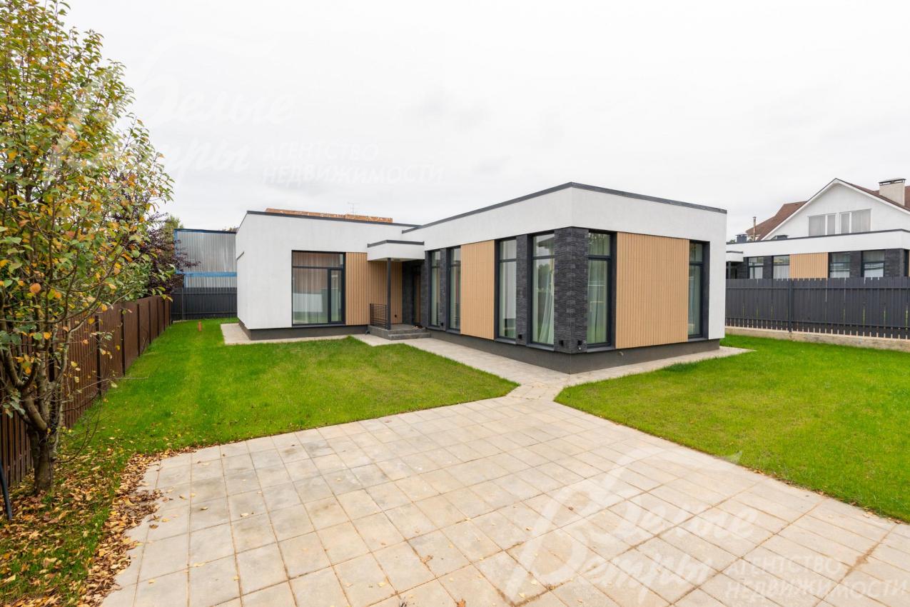 Компактный участок не требует дополнительных вложений, при этом есть место под террасу