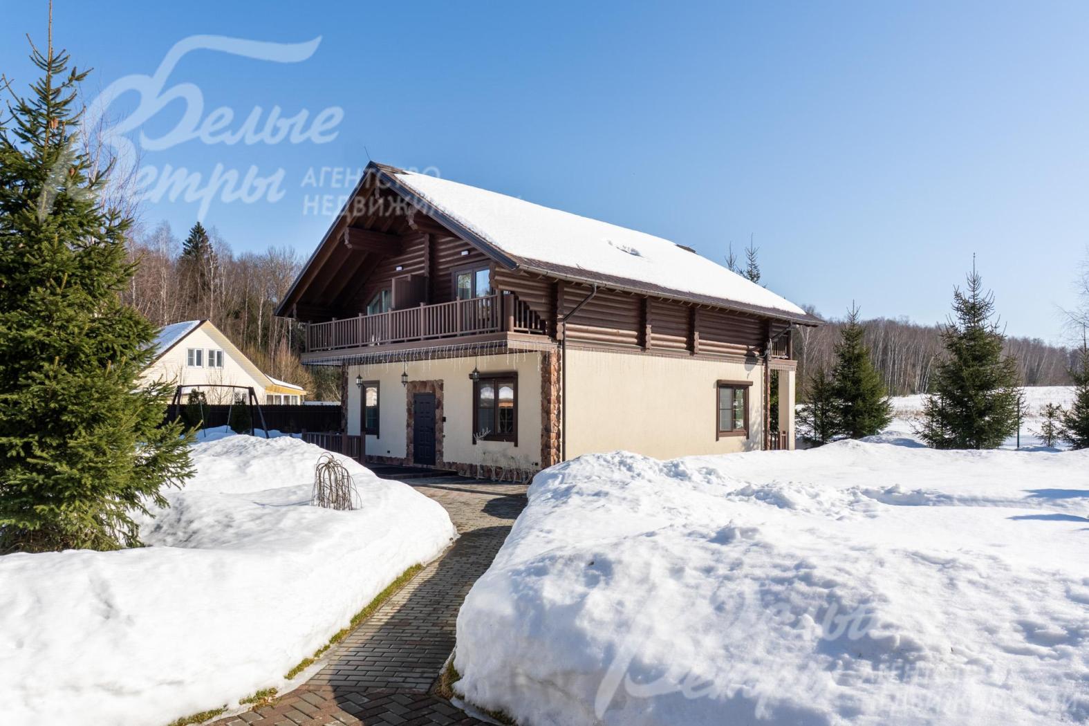 Участок стоит у леса в приватной части дачной застройки, рядом - каскад озёр