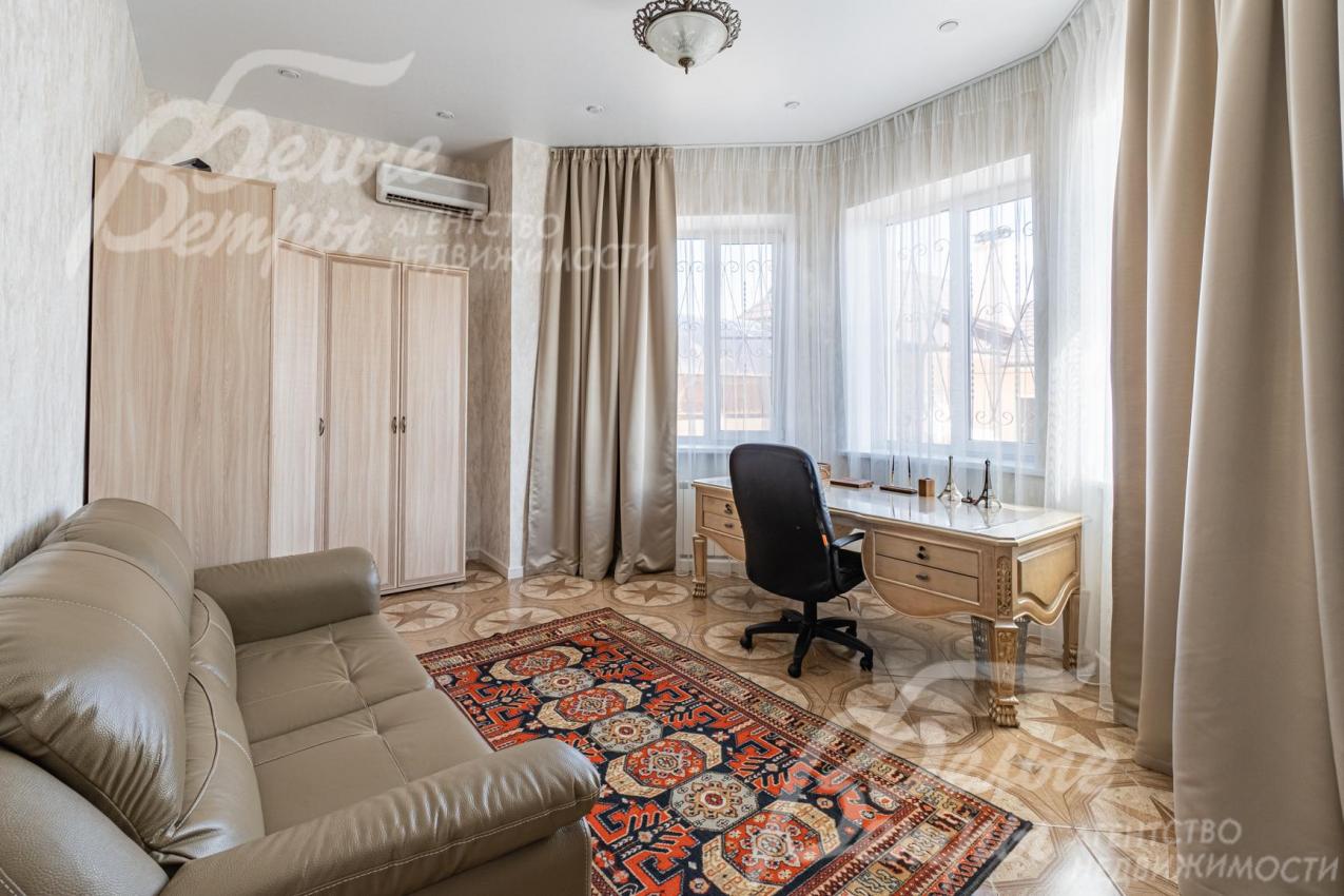 Кабинет на первом этаже