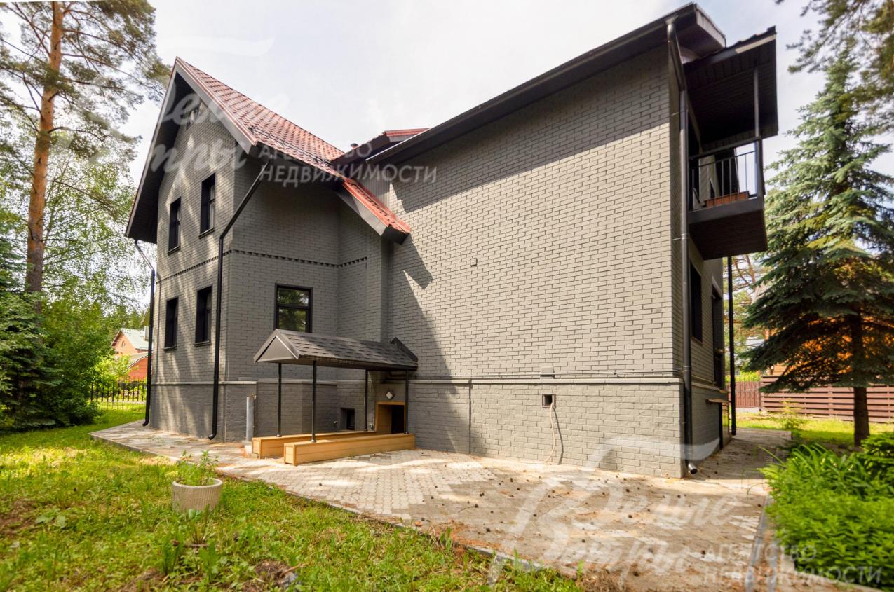 С участка - отдельный вход в холодную кладовую и комнату персонала на цокольном этаже