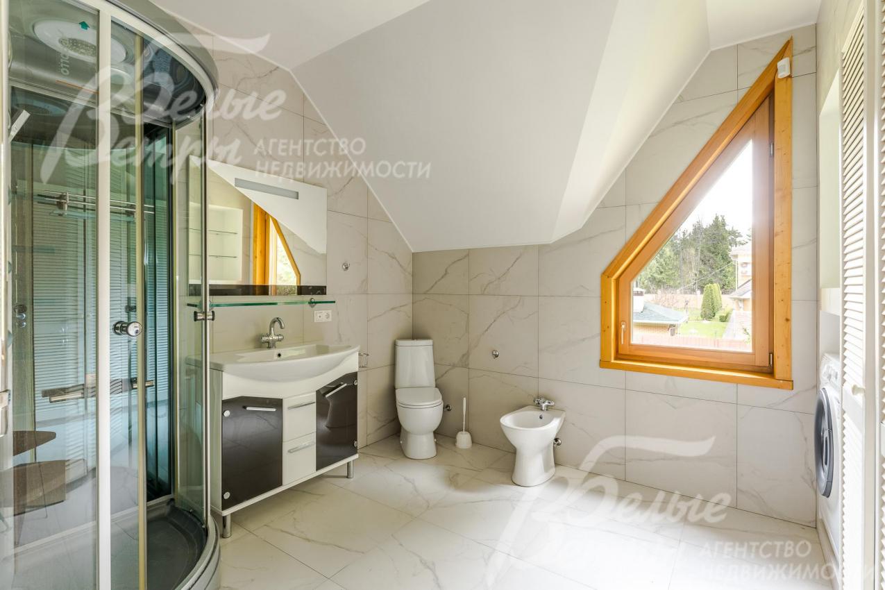 Санузел на втором этаже с окном, душевой, плиткой под мрамор с тёплым полом